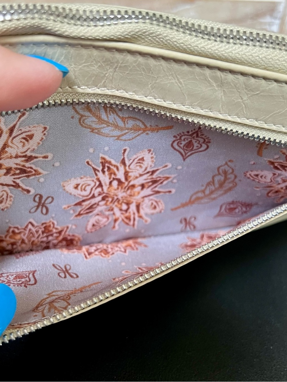 HOBO (HOBO International) Original Leather Clutch/Cream Wristlet - Picture 4 of 11